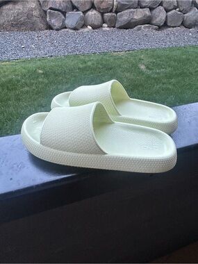 Women’s Slide Sandals in light green